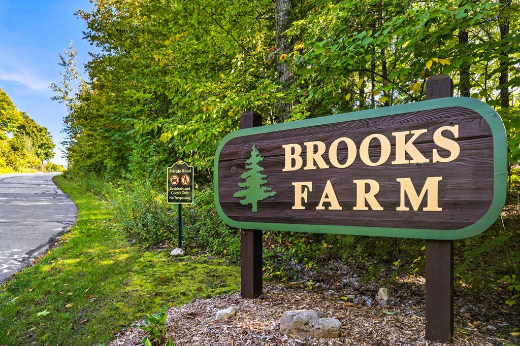 Entrance to Brooks Farm