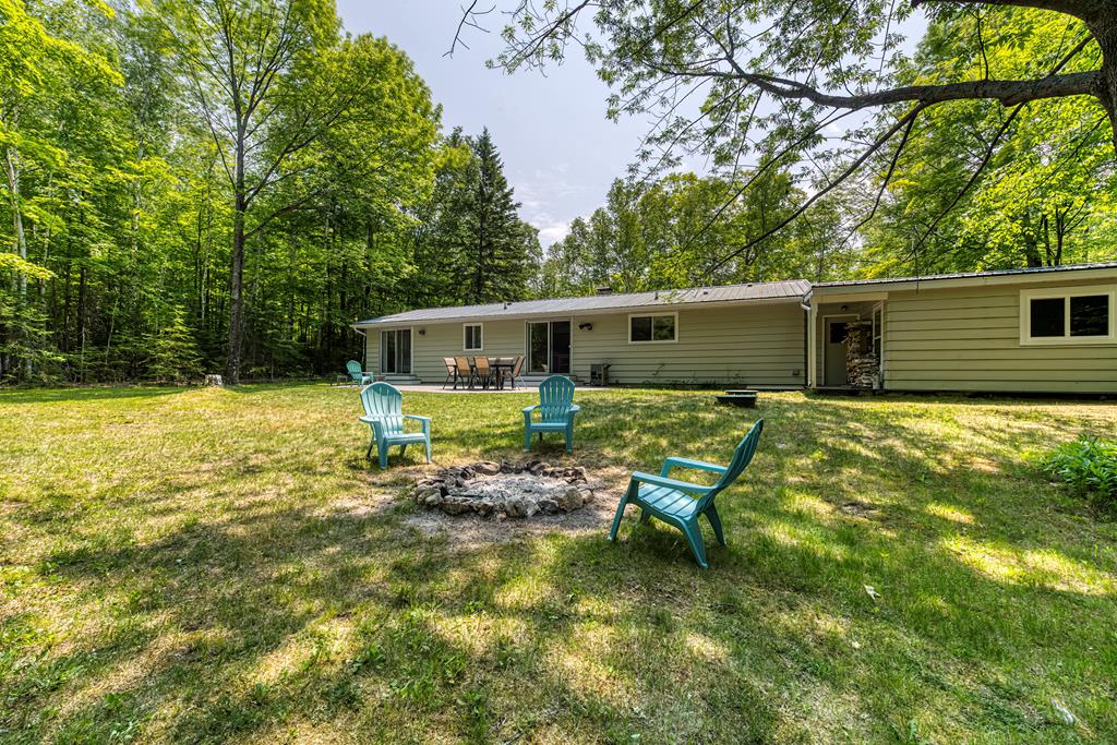 744 Isle View Rd, Gills Rock, Wisconsin 54210, 3 Bedrooms Bedrooms, ,1 BathroomBathrooms,Inland Residential,For Sale,Isle View Rd,139514